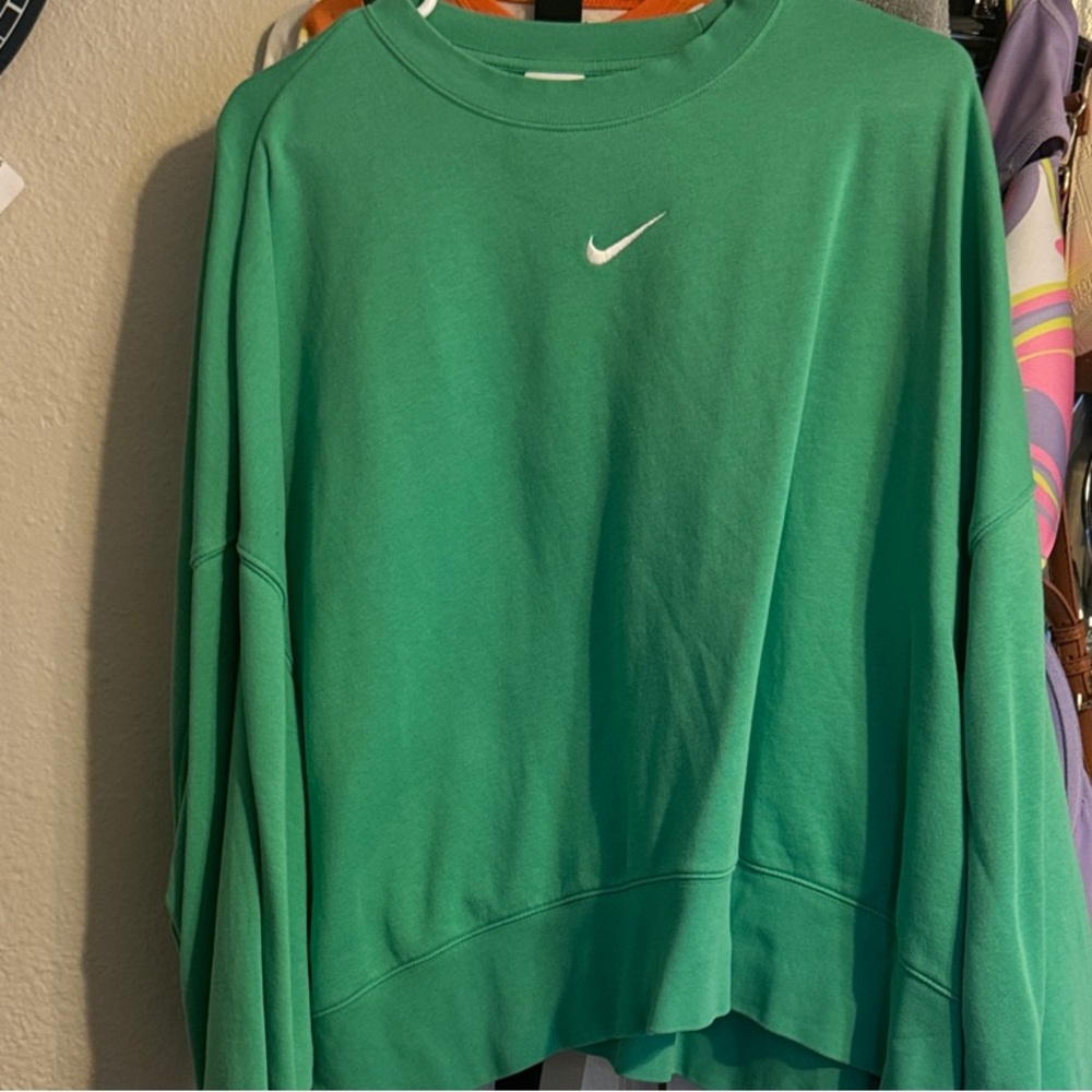 Nike Women's Classic Green Crewneck Sweatshirt